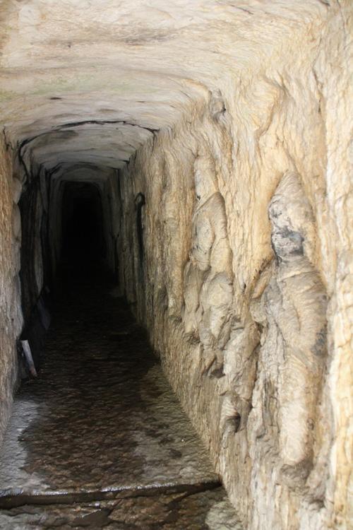 墓道水平,不见驮篮山的下沉和转折.规模略逊一筹.