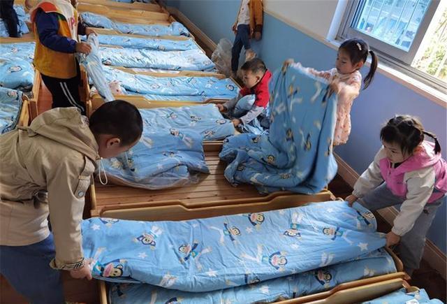 幼儿园午睡起床后,孩子会经历什么?看完感慨老师不容易