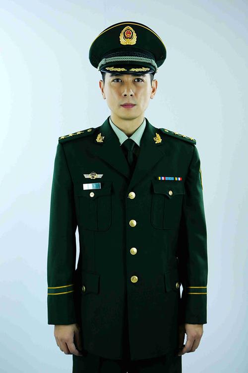 《火线英雄》京沪热播 保剑锋军人范儿十足