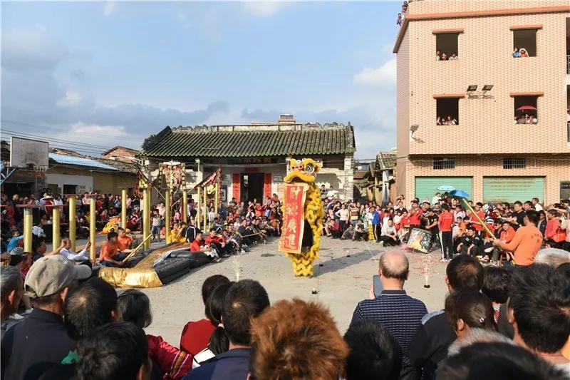 汤塘镇围镇村"舞被狮"精彩上演_佛冈文明网