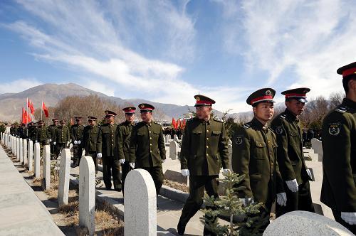 4月2日,山南军分区官兵瞻仰烈士陵园.新华社记者 觉果 摄