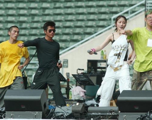 图文香港群星为抗非典演唱会彩排10劲舞郭富城