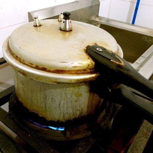 不管是传统高压锅,还是电压力锅,使用年限均在6~8年,如