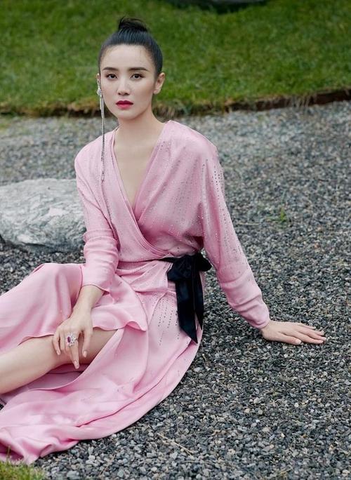 39岁宋佳太惊艳了!穿轻熟风粉色长裙好气质,扎丸子头秀女神风采