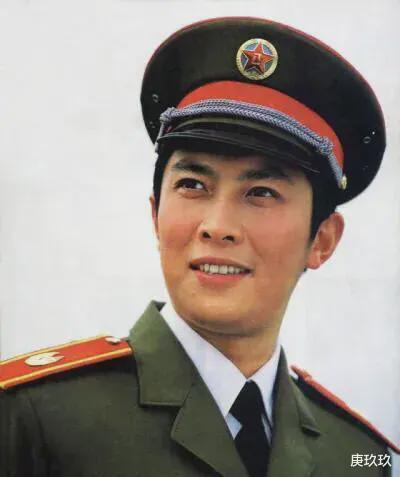 1990年除夕夜,唐国强的第一任妻子在家自杀身亡,并给7