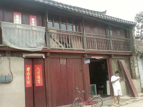 我家有清朝古建筑,四梁八柱全木质结构,楼上下,以前是