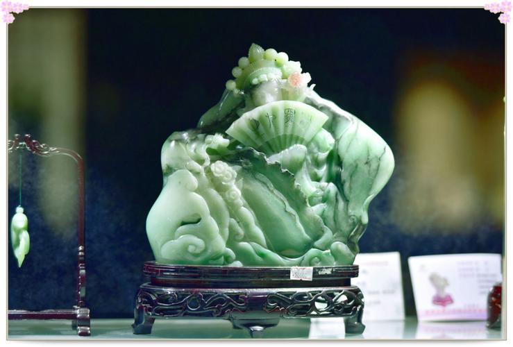 一九六o年因在密玉之乡河南省新密市助泉寺玉石矿开采出一块高一米二