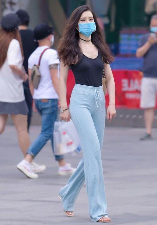 街拍美女穿一条淡蓝色的裙子看起来非常性感