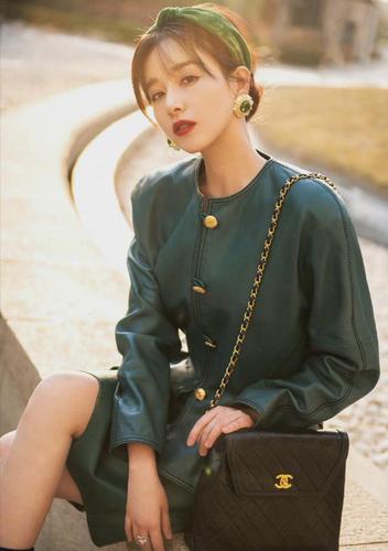 阚清子复古风穿搭真美绿色套装低调又高级头戴发带年代感十足