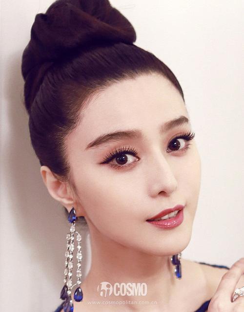 睫毛,眼线与眼影将眼睛勾勒成妩媚又标准的杏核眼,女人味十足.