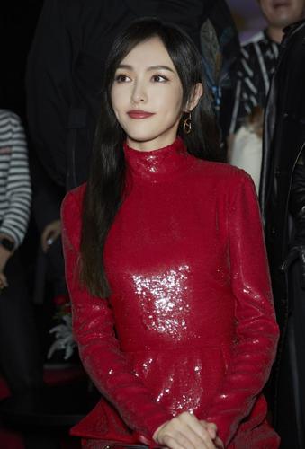 唐嫣挺适合大红色的,不仅显出了好身材,还带着优雅气质