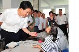 芮城县县长贾国平在七一示范小学指导书法进校园主题活动