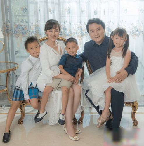 19岁与导演私奔,在6平米地下室生3胎,今丈夫用7部剧将