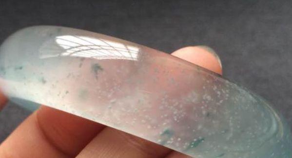 要分清楚翡翠内部的棉对玉石价值的影响否则就会出现误判