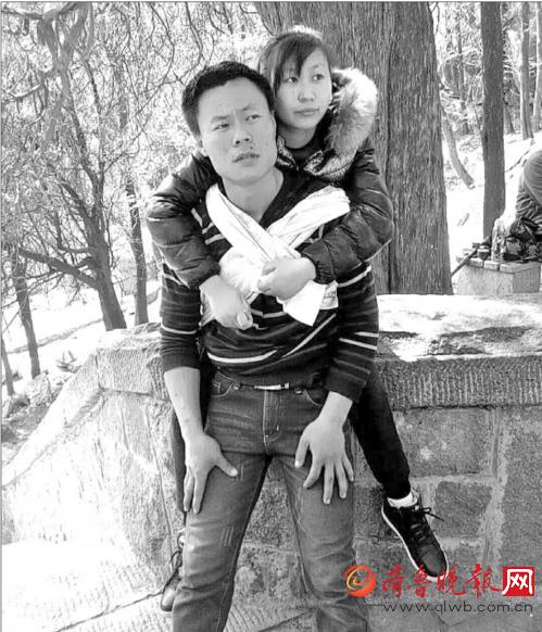 聊城小伙背瘫痪媳妇爬泰山 圆妻子初恋时梦想