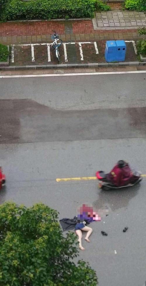 临桂宏谋北路发生一起交通事故,女子头部惨遭碾压