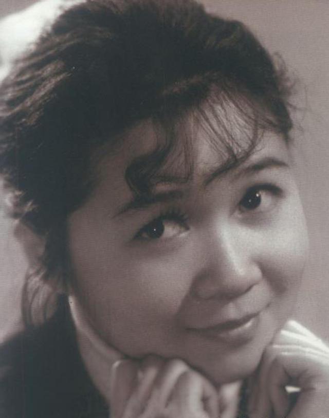 蔡明年轻时照片.