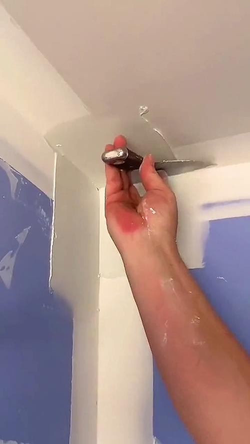 高手在民间刮大白暗角施工方法