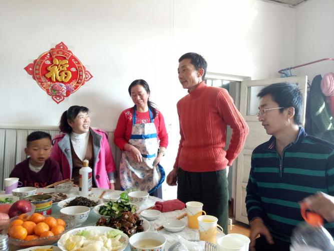 小姑爹唱歌给我们听.嗓音不错!