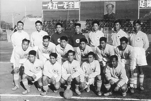 "八一"队在民园合影