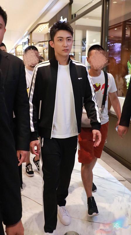 黄景瑜北京活动,现场大秀足球,同时佩戴两块手表,高颜值太霸气