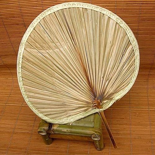 芭蕉扇是将芭蕉叶稍作加工制成的扇子,制作简单,价格低廉,实用性强.