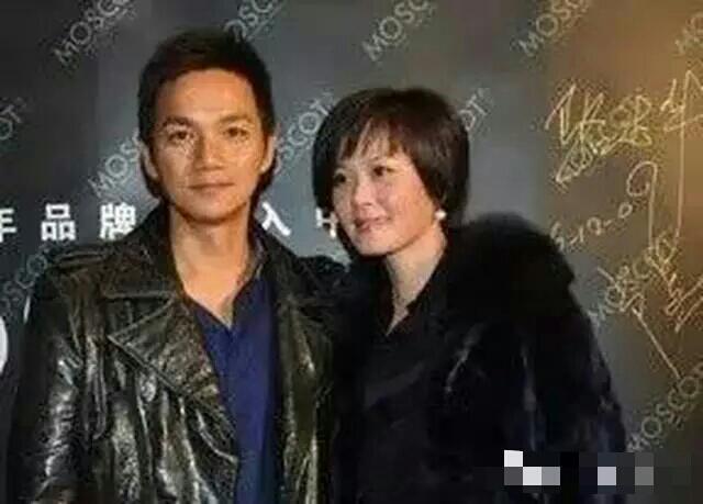 她认识了他现在的老婆卢燕,于是两人坠入爱河,骆达华也没有跟tvb续约