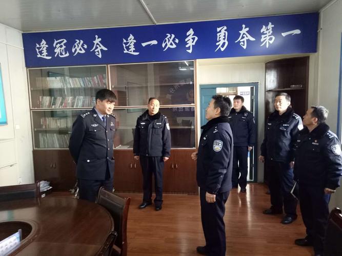公安      崔局长到永安路派出所先后察看了值班室,户籍室,办案区