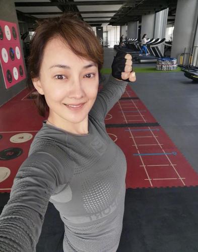 47岁牛莉,颜值未老身材火爆,性感堪比二十岁姑娘