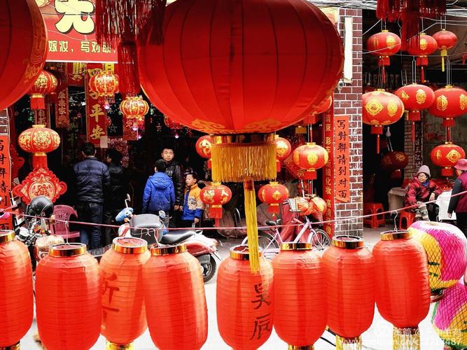 大街小巷张灯结彩真热闹,迎接新年新气象