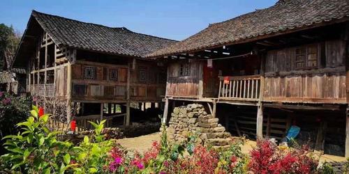 村民居住在干栏式建筑群里,瓦屋,吊脚楼等古式民居保存完好.
