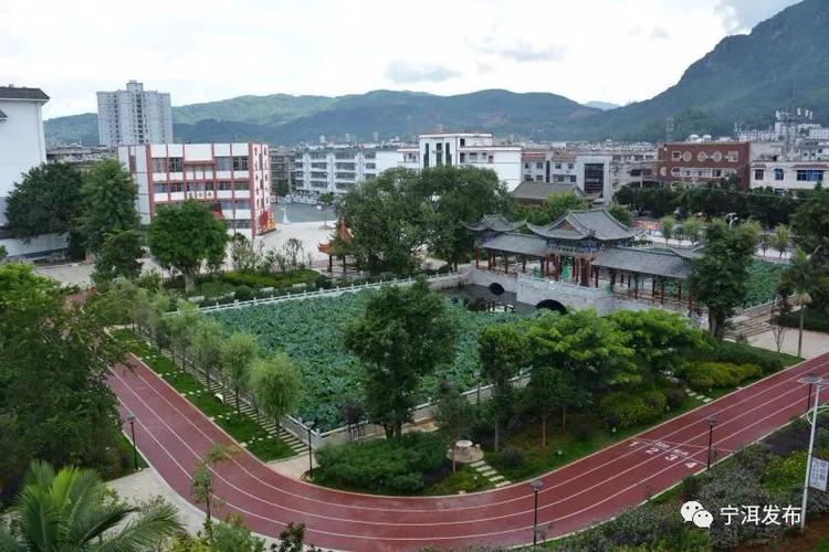 改造后的普洱中学荷塘