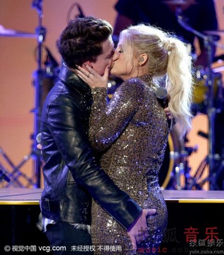 2015全美音乐奖现场 梅根与查理合唱后激吻