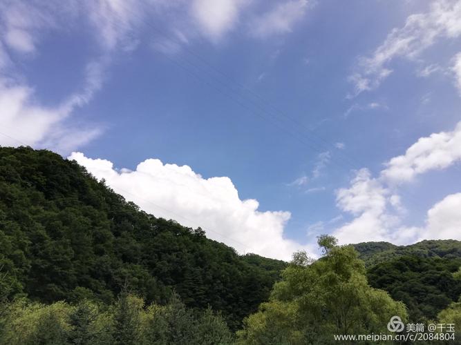 清晨我和江南直奔城南客运站,乘大巴车去秦岭深处宁陕县皇冠镇避暑夏