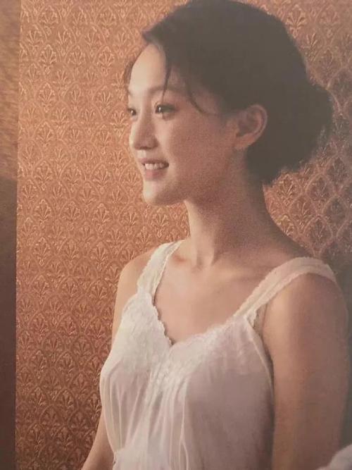 三,另一幅叫《阳光下的少女》的画作,在2011年,就卖出184万的天价.