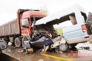 山西发生重大事故客车撞货车22人亡