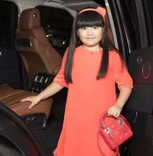 刘涛7岁女儿王紫嫣,李湘8岁女儿王诗龄,近照曝光,不忍