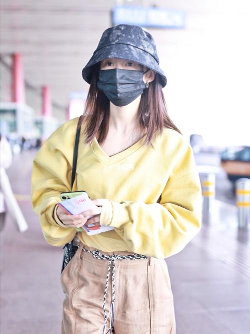 跟明星学穿搭|李沁_穿搭_李沁_背带裤_条纹_牛仔服_设计_明星资讯