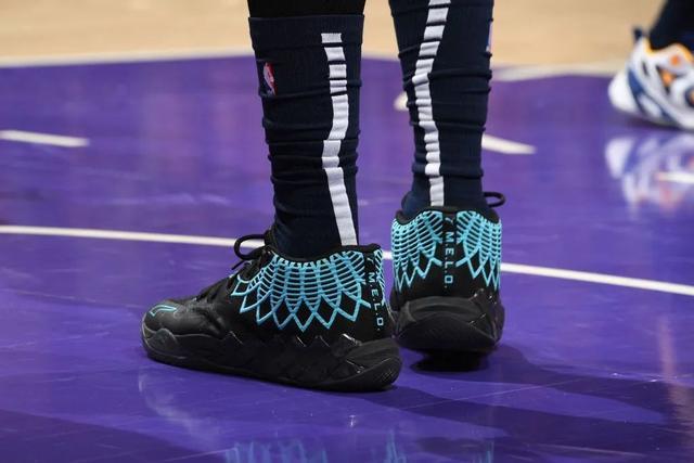 今日上脚浓眉哥穿kobe6安踏和361的球鞋都有