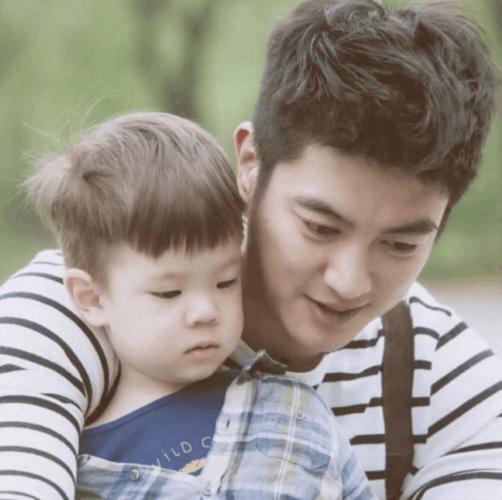 不过,由于他家嗯哼大王实在太可爱,观众眼里的杜江,始终是抱着