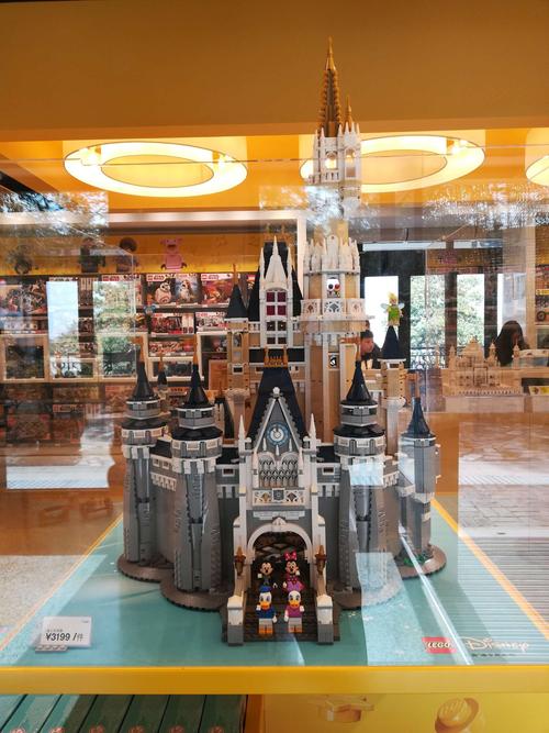 走进乐高积木专卖店,一座迪士尼乐园建筑的模型很精致.