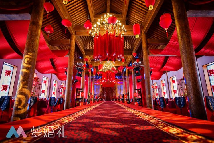 迈火盆抛绣球,一场将庙会搬到了现场的新中式婚礼