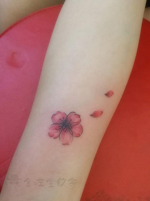 樱花纹身小清新美女喜欢锁骨纹身金左堂纹身约