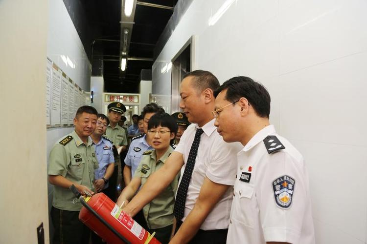 襄阳市委常委公安局长杨彪带队开展消防安全检查