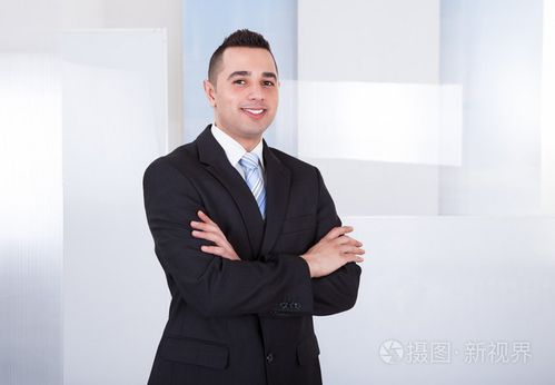 英俊的商人站双臂交叉