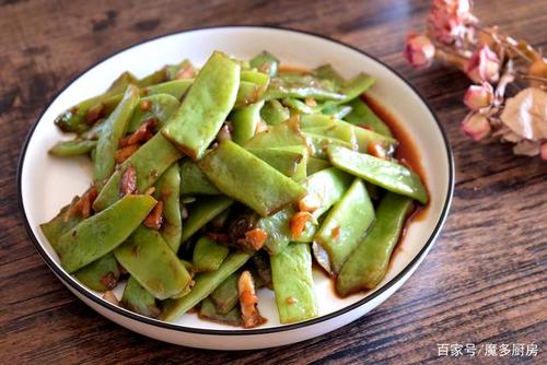 炒扁豆角,只要大蒜和生抽就对了,又香又嫩,好吃又下饭