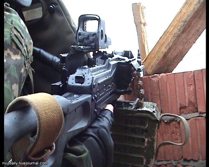 装上eotech的pkp机枪