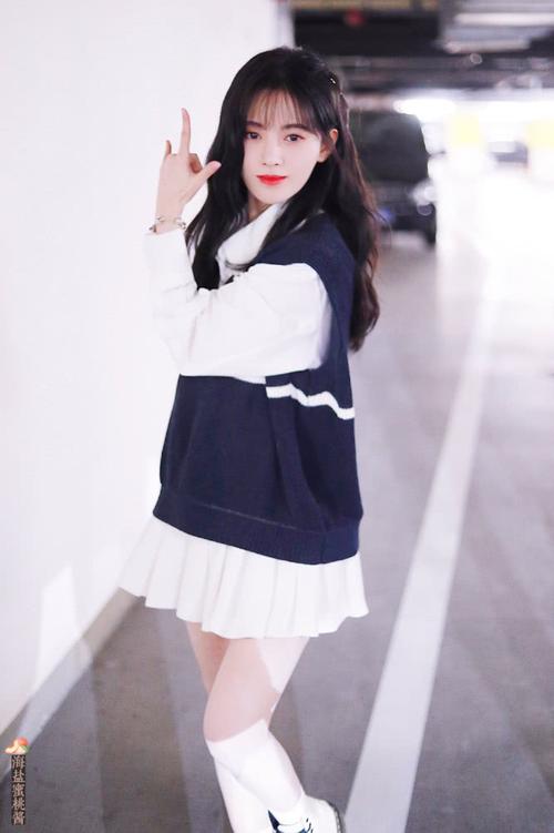 鞠婧祎身高只有159cm,只是靠一条百褶裙,居然秒变腿精?