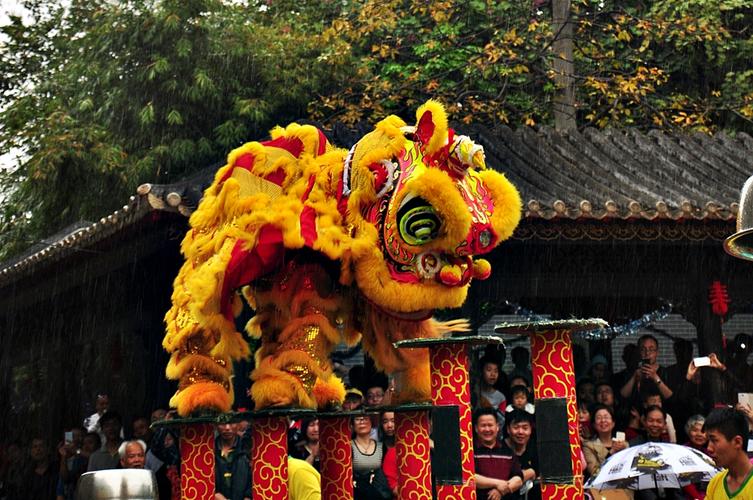 真功夫雨中的岭南佛山祖庙舞狮表演