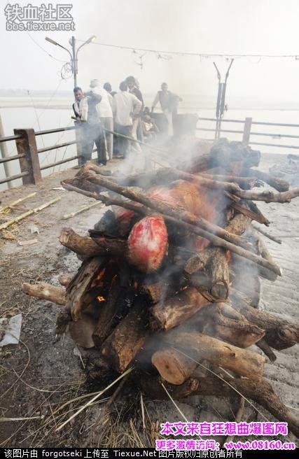 印度恒河岸边的露天火葬场(2)_狂想曲
